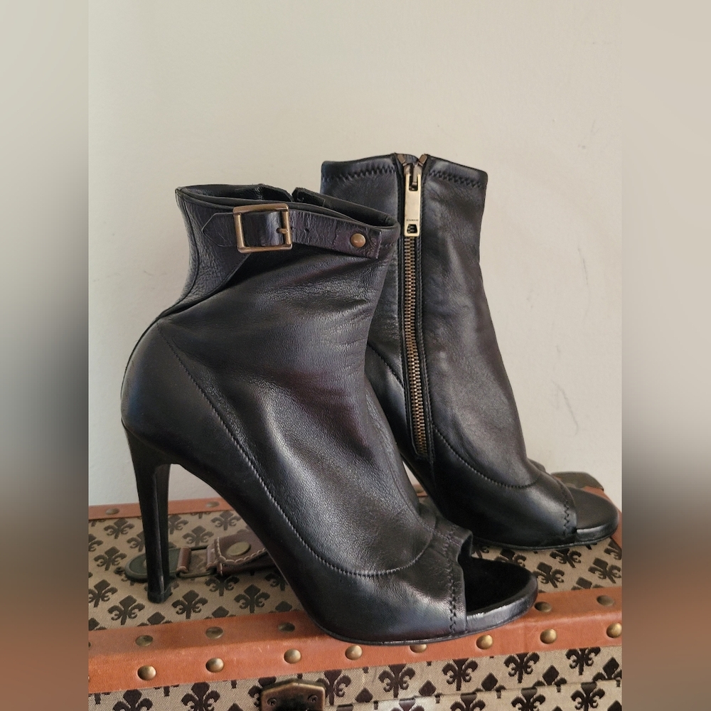 Burberry Black Leather Ankle Booties Sz 7.5